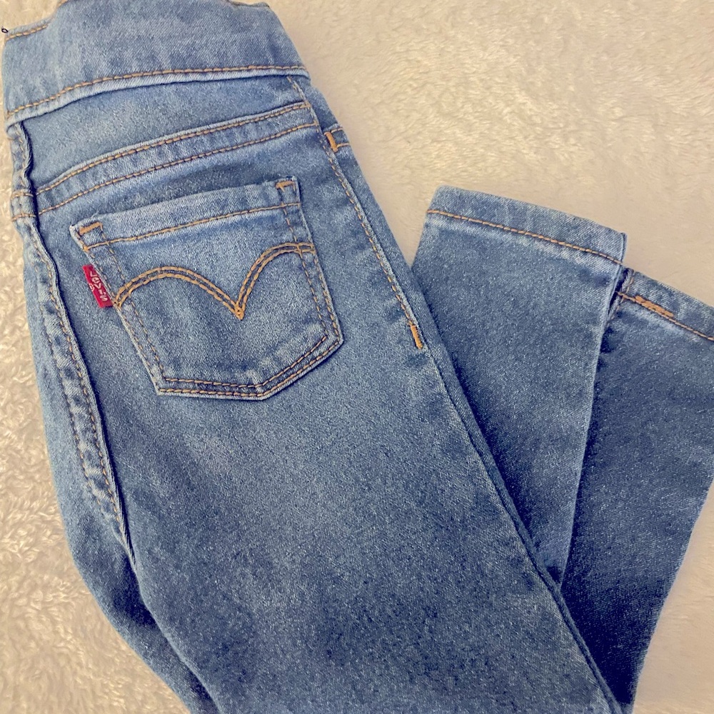 Like new toddler Levi’s pull on jeggings.  Size 18 month
